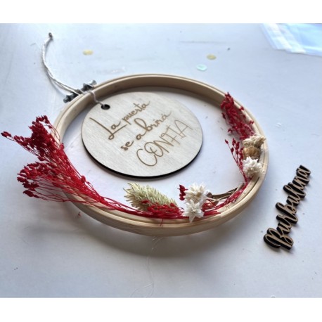 Bastidor con flores preservadas y mensaje personalizado