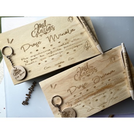 Caja de madera para profe con boli y llavero