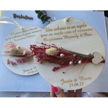 Placa con flores preservadas para boda
