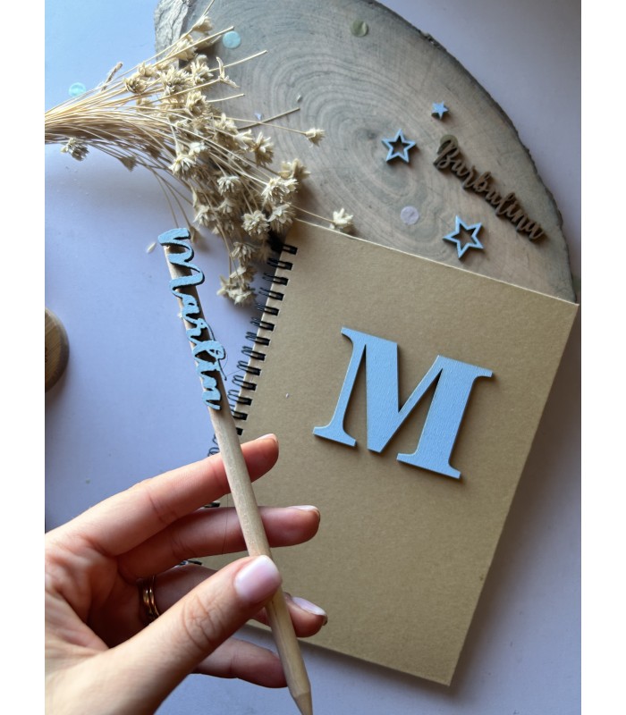 Libreta personalizada inicial con lápiz o boli