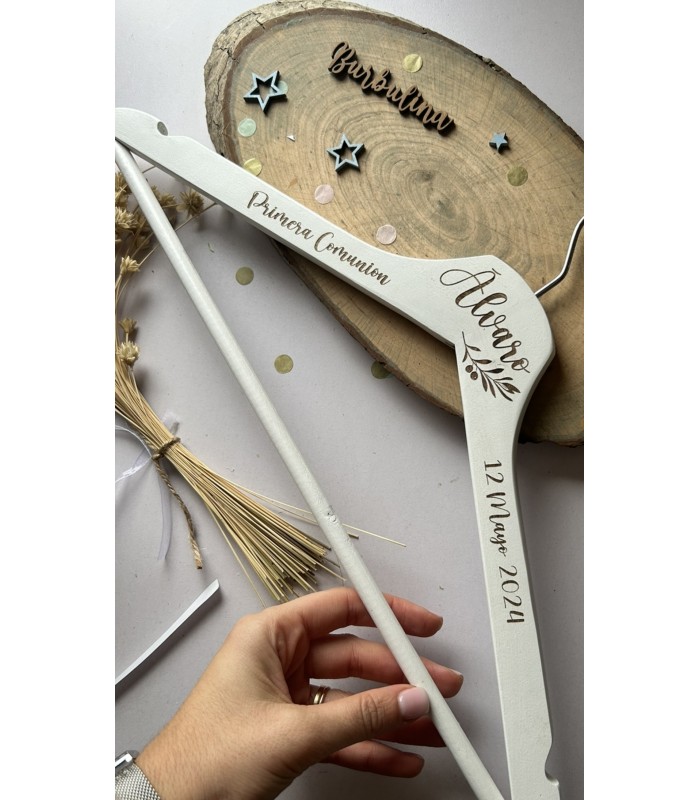 Percha de madera blanca “olivo” para comunión