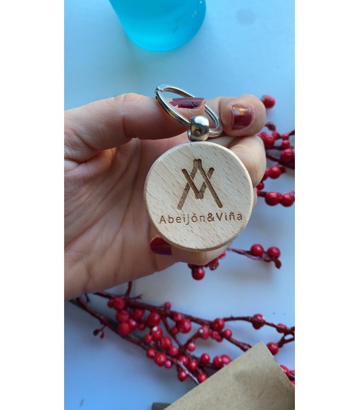 Llavero de madera grabado para empresa
